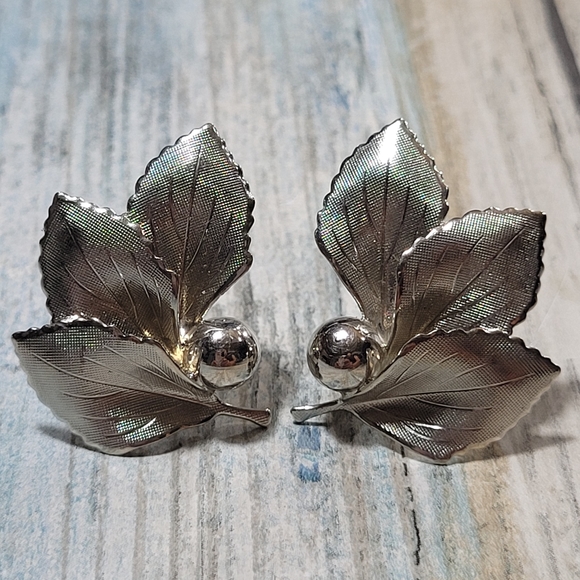 Vintage Flower Brooch and Earrings Set. - Picture 5 of 8